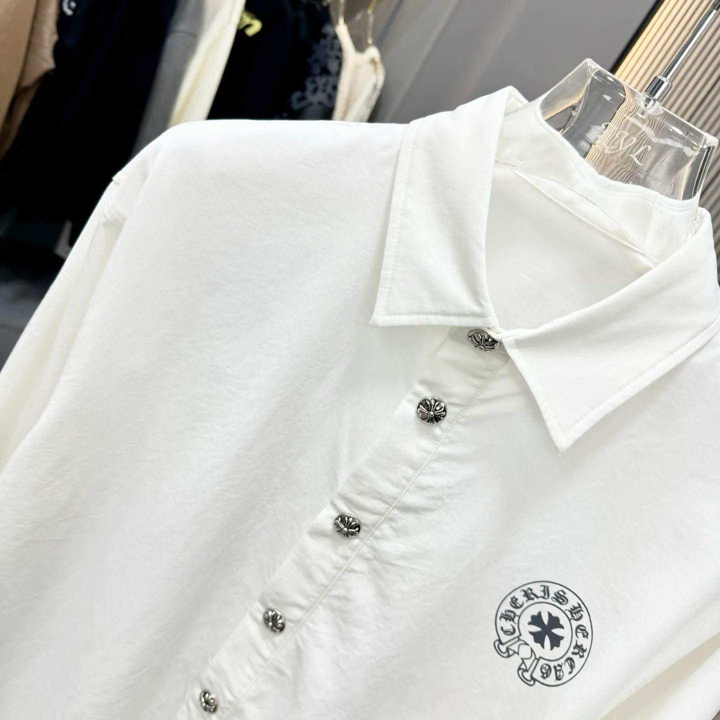🅿️290 new arrival🆕 CH Crow Heart Horseshoe printing technology with hardware fasteners | Mid-length shirt jacket with lapel, horseshoe logo woven; letter logo buttons, the upper body effect is straight and stylish; cuff buttons are all cross buttons, and the inside is hemmed; noteworthy details are closed, the square mark on the hem must be a three-line motorcycle, not a flat machine sewing. One piece is overweight, this quality is only available in red Color: Black White Size: S-xxl